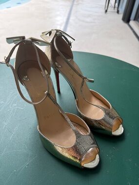 Authentic Christian Louboutin Metallic Gold T-Strap Peep-Toe